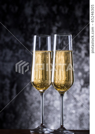 A toast with champagne 65246305