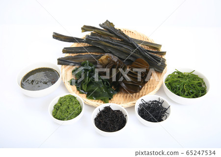 Seaweed gathering 65247534