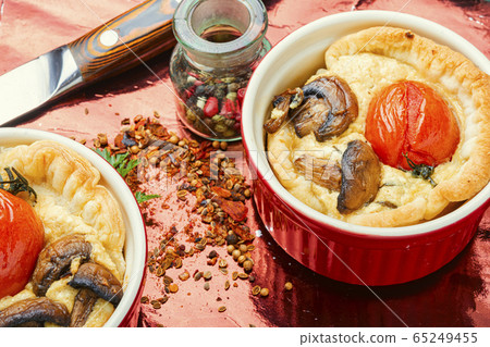 Tart with tomato and mushrooms Tart with tomato and mushrooms 65249455