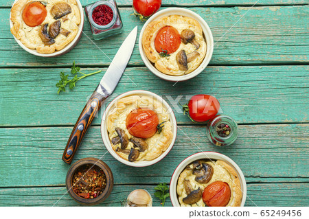 Tart with tomato and mushrooms Tart with tomato and mushrooms 65249456