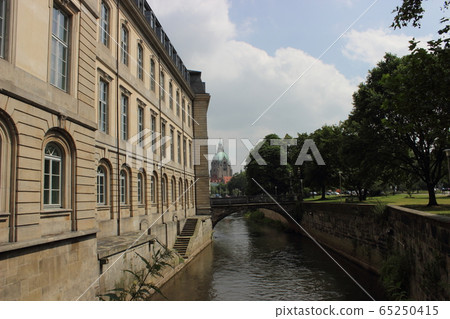 Hanover city hall visible along the river Hanover city hall visible along the river 65250415