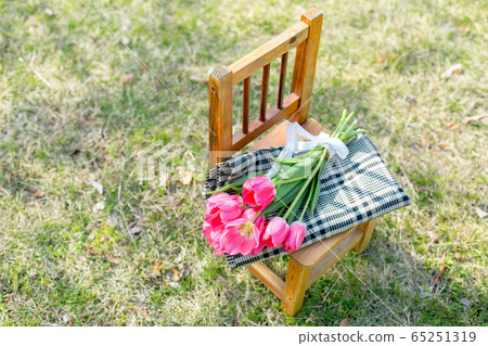 兒童椅和郁金香花束 65251319