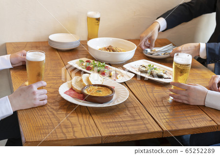為酒會分配食物 為酒會分配食物 65252289