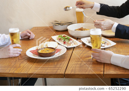 為酒會分配食物 為酒會分配食物 65252290