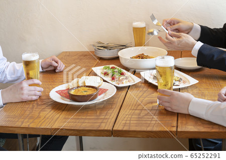 為酒會分配食物 65252291