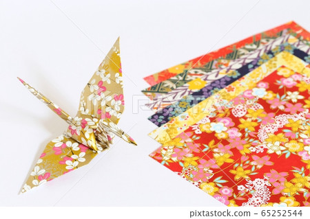 Folded paper crane 65252544