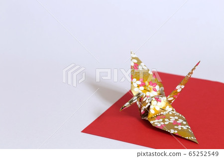 Folded paper crane 65252549
