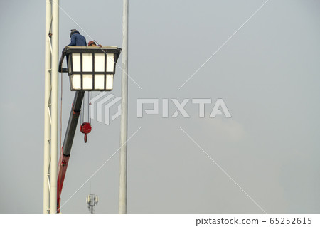 Use crane to lift the light bulbs to repair the Use crane to lift the light bulbs to repair the 65252615