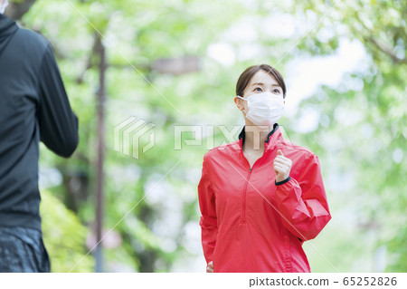 People wearing masks and jogging People wearing masks and jogging 65252826