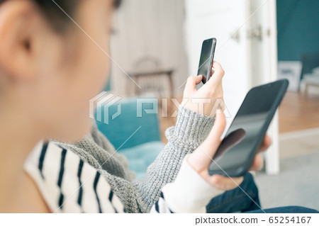 Teens men and women smartphones Teens men and women smartphones 65254167