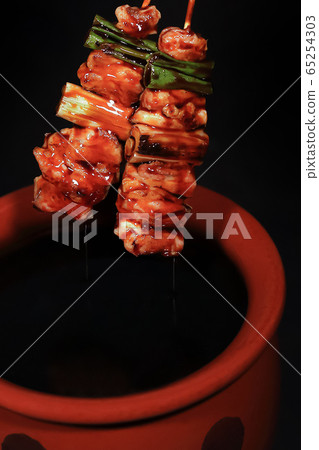 烤雞肉串蔥醬圖像 65254303