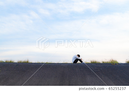To feel down 65255237
