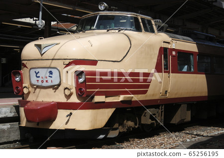 團體特快列車“特急特產”在新潟站下車 65256195