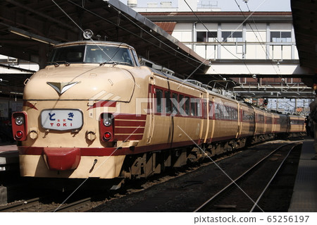 團體特快列車“特急特產”在新潟站下車 65256197