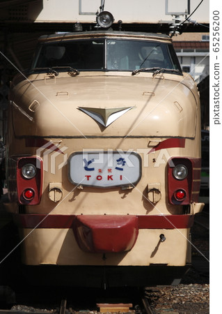 團體特快列車“特急特產”在新潟站下車 團體特快列車“特急特產”在新潟站下車 65256200