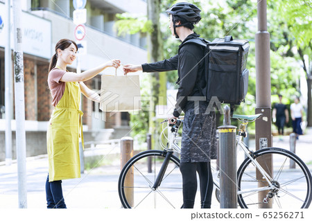 Restaurant clerk asking for food delivery 65256271