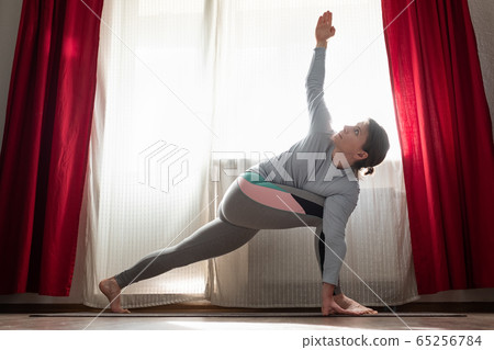 woman doing lunge exercise for spine, utthita parsvakonasana woman doing lunge exercise for spine, utthita parsvakonasana 65256784