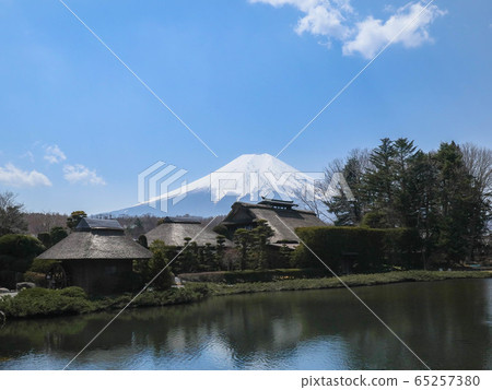 忍野八海和富士山的壯麗景色 忍野八海和富士山的壯麗景色 65257380