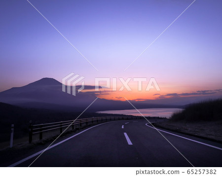 山中湖和富士山在日落時的風景 山中湖和富士山在日落時的風景 65257382
