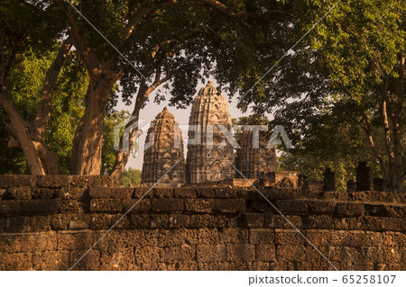 ASIA THAILAND SUKHOTHAI WAT SI SAWAI TEMPLE ASIA THAILAND SUKHOTHAI WAT SI SAWAI TEMPLE 65258107
