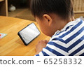 Infant watching a smartphone 65258332