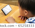 Infant watching a smartphone 65258333