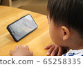 Infant watching a smartphone 65258335