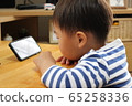Infant watching a smartphone 65258336