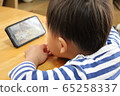 Infant watching a smartphone 65258337