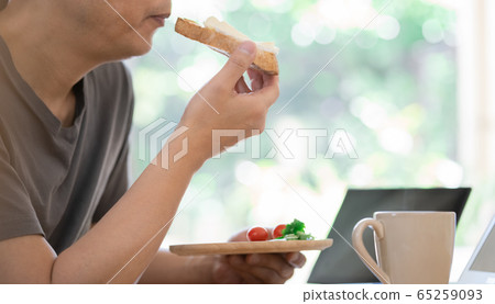 Male Middle Remote Lunch Male Middle Remote Lunch 65259093