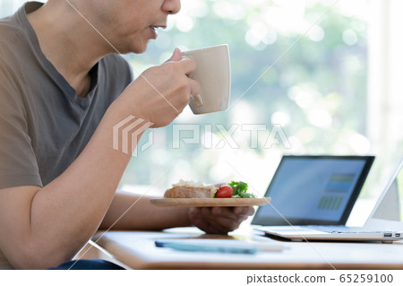 Male Middle Remote Lunch Male Middle Remote Lunch 65259100