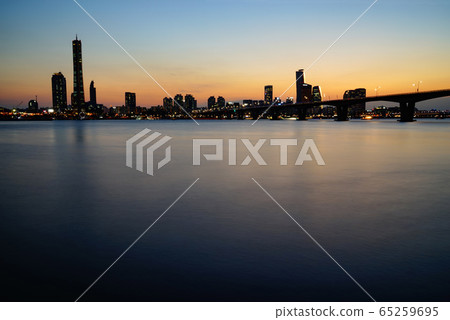 首爾汝ou島夜景，城市日落與漢江背景 65259695