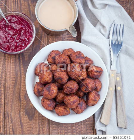 Meatballs in a white bowl, served with cream sauce Meatballs in a white bowl, served with cream sauce 65261071