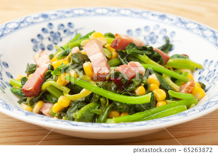 Stir-fried spinach and bacon in butter Stir-fried spinach and bacon in butter 65263872