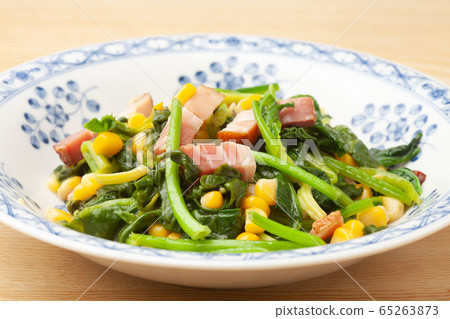 Stir-fried spinach and bacon in butter Stir-fried spinach and bacon in butter 65263873