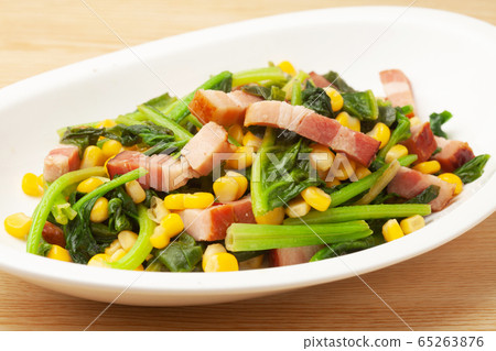 Stir-fried spinach and bacon in butter Stir-fried spinach and bacon in butter 65263876