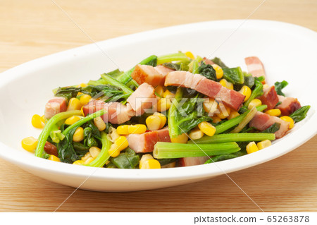 Stir-fried spinach and bacon in butter Stir-fried spinach and bacon in butter 65263878