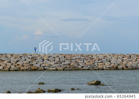 Large stones Was prepared in place of the sandy 65264945