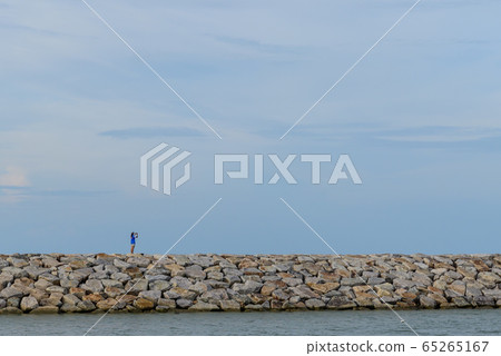 Large stones Was prepared in place of the sandy 65265167
