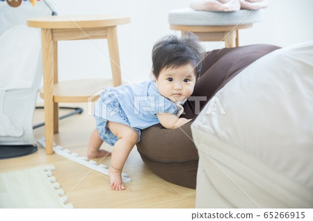 Baby holding a bridge hold 65266915