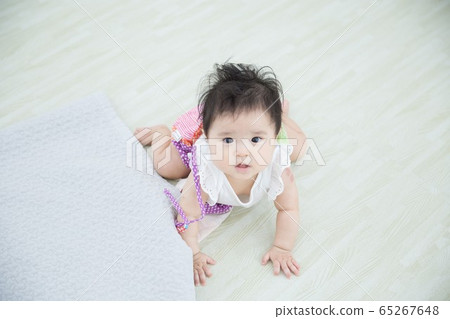 嬰兒爬行 65267648