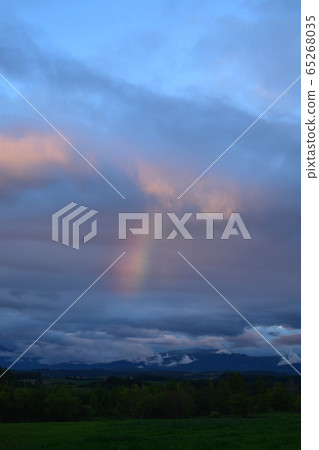 彩虹在晚上 65268035