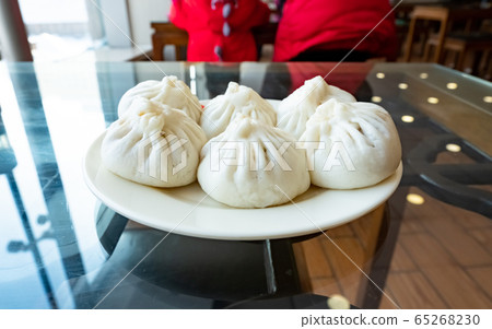 Steamed buns stuffed with minced pork  65268230
