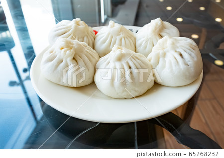 Steamed buns stuffed with minced pork  65268232