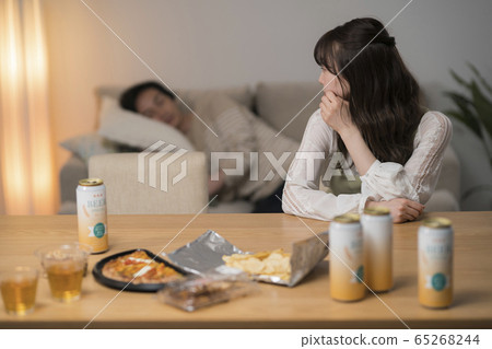 妻子患有丈夫逃離酒精的痛苦 65268244