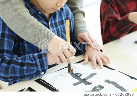 Calligraphy classroom children 65268950