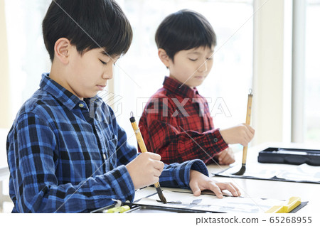 Calligraphy classroom children 65268955