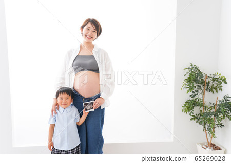 懷孕的母親和男孩 65269028
