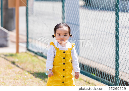 可愛的小女孩和孩子們在公園玩 65269329