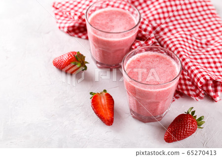 Strawberry milkshake or smoothie Strawberry milkshake or smoothie 65270413